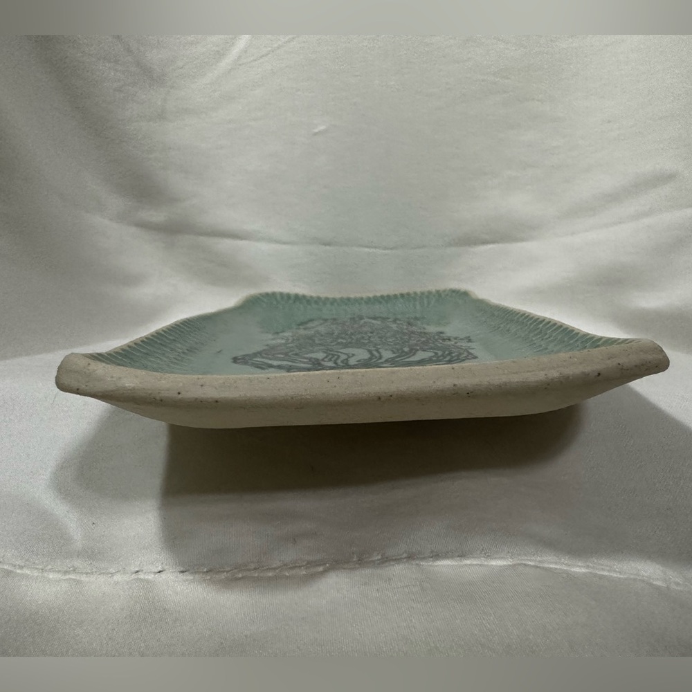 Studio pottery trinket tray. Green glaze with hand painted Jellyfish design. - Picture 8 of 14